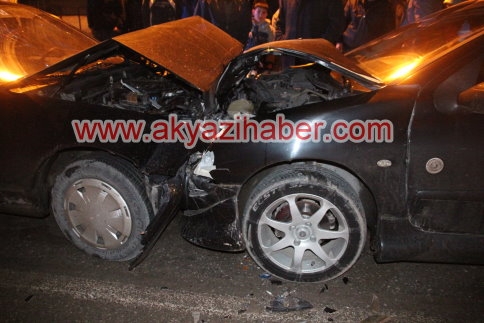 Otomobiller Kafa Kafaya Çarpıştı