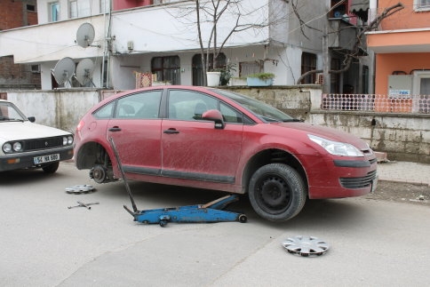 ARAÇLARIN LASTİKLERİNİ KESTİLER