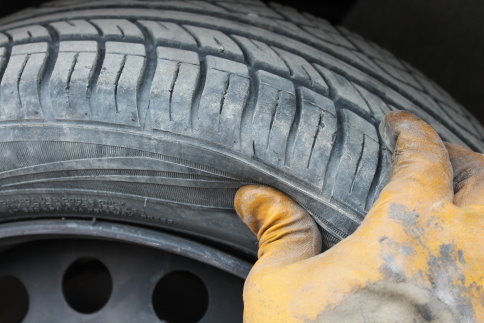 ARAÇLARIN LASTİKLERİNİ KESTİLER