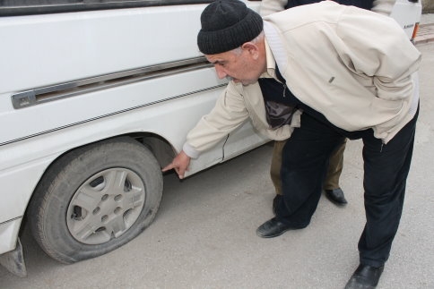ARAÇLARIN LASTİKLERİNİ KESTİLER
