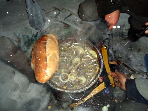 1 Metre Kar'a Aldırmadan Mangal Yaptılar