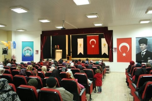 İstiklal Marşını En Güzel Okuma Yarışmasında Birinci Kadriye Tan oldu.