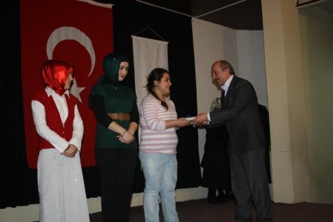 İstiklal Marşını En Güzel Okuma Yarışmasında Birinci Kadriye Tan oldu.