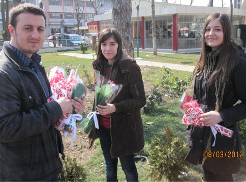 AK Gençlik Çiçek Dağıttı