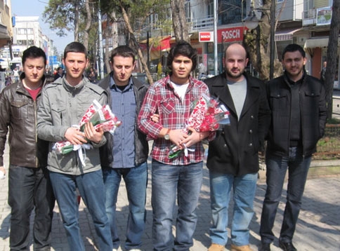 AK Gençlik Çiçek Dağıttı