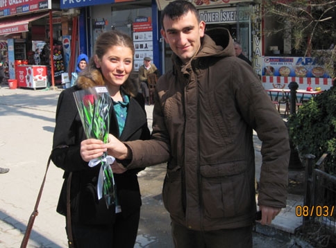 AK Gençlik Çiçek Dağıttı