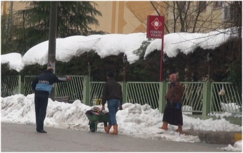 Zabıta Seyyar Satıcılara böyle fırça attı. 