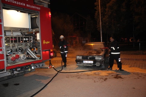 Parkhalindeki Otomobil Alev Aldı