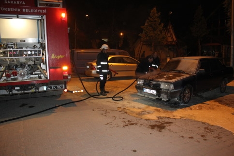 Parkhalindeki Otomobil Alev Aldı