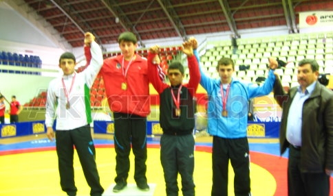 Akyazı'lı Güreşçilerden İki Madalya