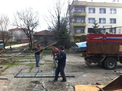 Harabe şekilde duran Aile parkında Çalışma sevinci kısa sürdü. 