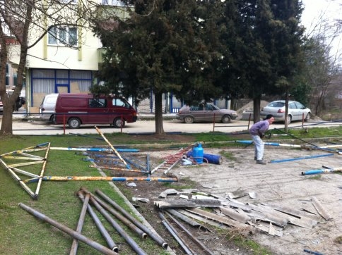 Harabe şekilde duran Aile parkında Çalışma sevinci kısa sürdü. 