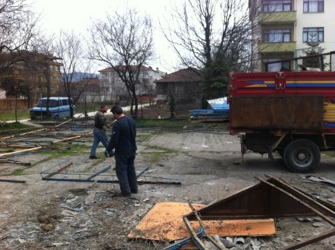 Harabe şekilde duran Aile parkında Çalışma sevinci kısa sürdü. 