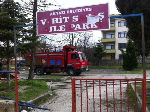 Harabe şekilde duran Aile parkında Çalışma sevinci kısa sürdü. 