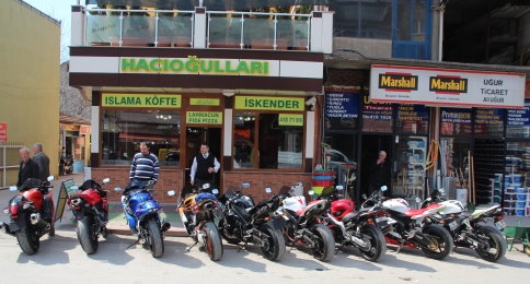 Motosiklet tutkunları Hacıoğlulları Kebap’ta mola verdi. 