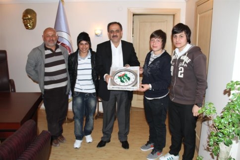 Sakarya Bayan Futbol Takımından Başkan YAZICI’yı ziyaret!