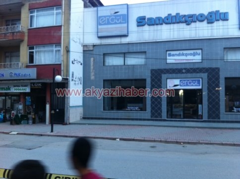 Mağaza Önünde Bomba Görünümlü Paket 