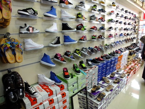 Ömer Kundura mağaza açılışını özel fiyatlarla kutluyor