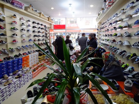 Ömer Kundura mağaza açılışını özel fiyatlarla kutluyor