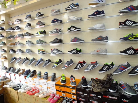 Ömer Kundura mağaza açılışını özel fiyatlarla kutluyor