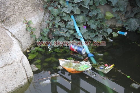 Bira Kutularının Arasında Oyun