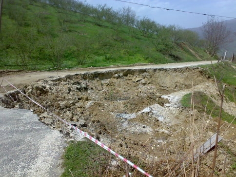 Akyazı Güvençler Köyünde Çöken Yol 2 Aydır Onarılmayı Bekliyor.
