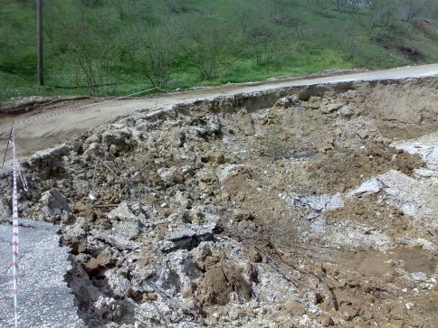 Akyazı Güvençler Köyünde Çöken Yol 2 Aydır Onarılmayı Bekliyor.