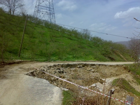 Akyazı Güvençler Köyünde Çöken Yol 2 Aydır Onarılmayı Bekliyor.