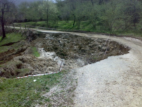 Akyazı Güvençler Köyünde Çöken Yol 2 Aydır Onarılmayı Bekliyor.