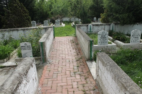 Hırsızlar Mezarlıklara Dadandılar!