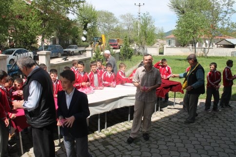 Kutlu Doğum Programına minik ellerden de bir hediye.