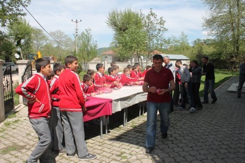 Kutlu Doğum Programına minik ellerden de bir hediye.