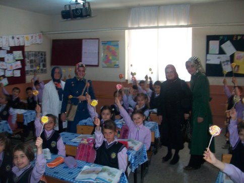 AK Kadınlar Çocukları Unutmadı