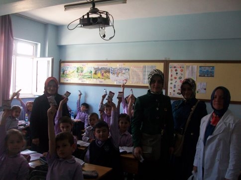 AK Kadınlar Çocukları Unutmadı