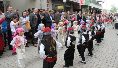 Küçük Ellerin Büyük Dünyası Resim Sergisi Açıldı
