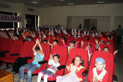 Sakarya Sağlık Hizmetleri Myo'dan Çocuklara Anlamlı Tiyatro Gösterisi!