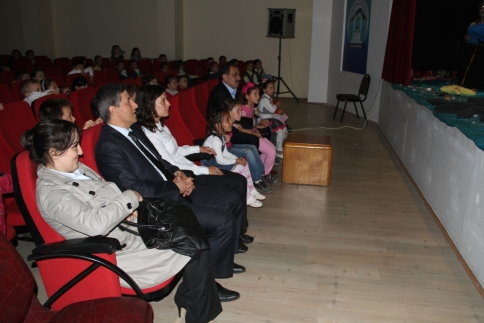 Sakarya Sağlık Hizmetleri Myo'dan Çocuklara Anlamlı Tiyatro Gösterisi!