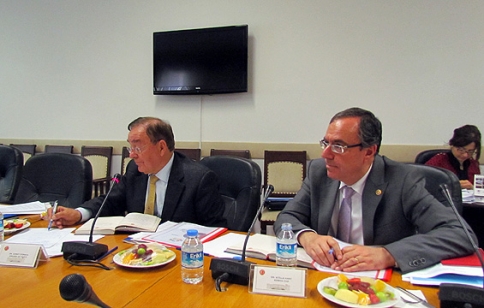 Anayasa öneri paketi verildi