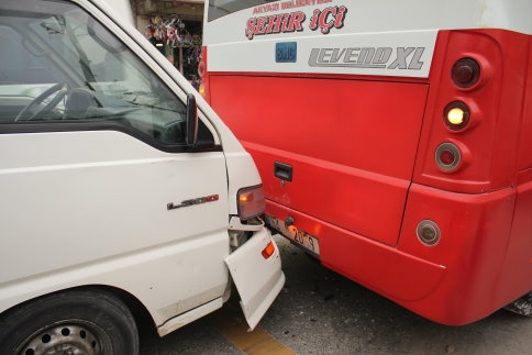 Dikkatsizlik sonucu küçük çaplı kaza meydana geldi. 
