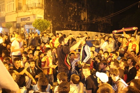 Galatasaray Taraftarları Sokaklara Döküldü