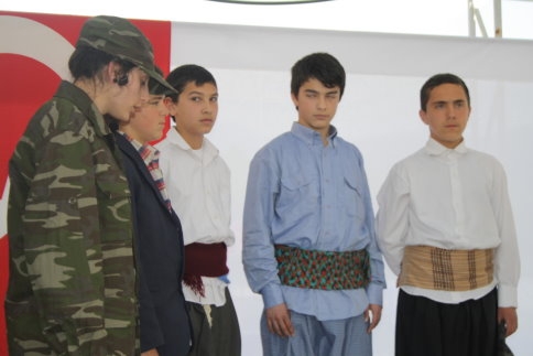 Akyazı E.M.L Tiyatro Gösterisi İle Beğeni Topladı.