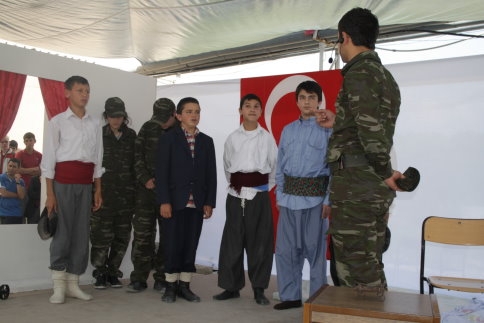 Akyazı E.M.L Tiyatro Gösterisi İle Beğeni Topladı.