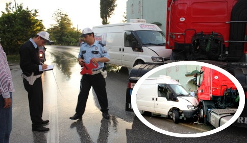 TIR'la Panelvan Kafa Kafaya Çarpıştı