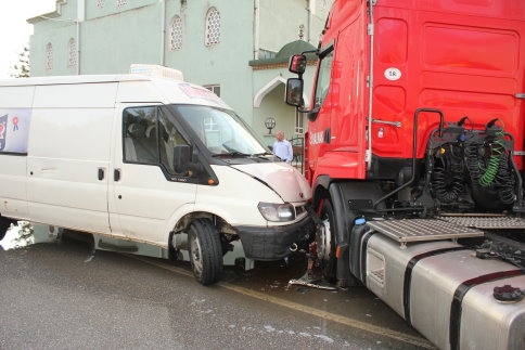 TIR'la Panelvan Kafa Kafaya Çarpıştı