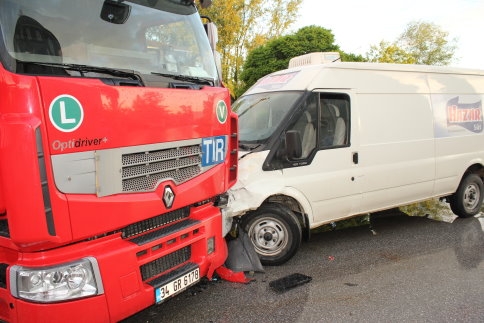 TIR'la Panelvan Kafa Kafaya Çarpıştı