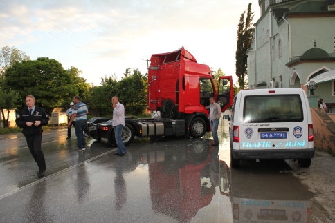 TIR'la Panelvan Kafa Kafaya Çarpıştı