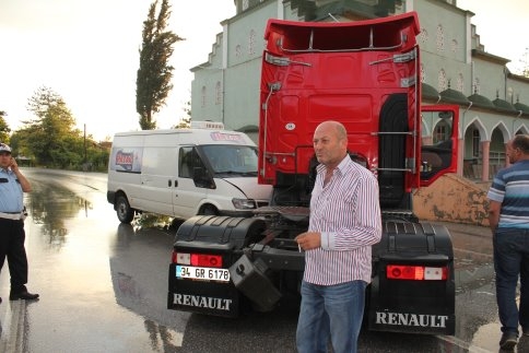 TIR'la Panelvan Kafa Kafaya Çarpıştı