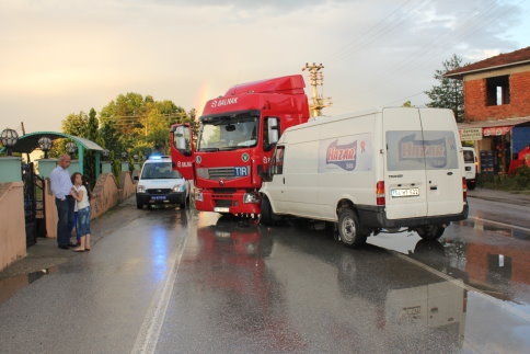 TIR'la Panelvan Kafa Kafaya Çarpıştı