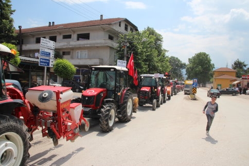 Erkunt Traktör Hediyeleri Dağıttı