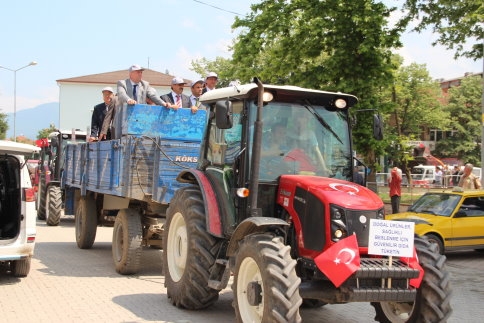 Erkunt Traktör Hediyeleri Dağıttı